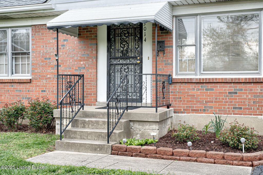 Photo of 3014 Nadina Dr, Louisville, KY 40220 (MLS # 1706029)