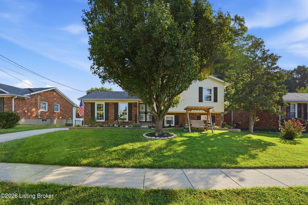 Photo of 2313 Steeplechase Dr, Louisville, KY 40299 (MLS # 1728344)