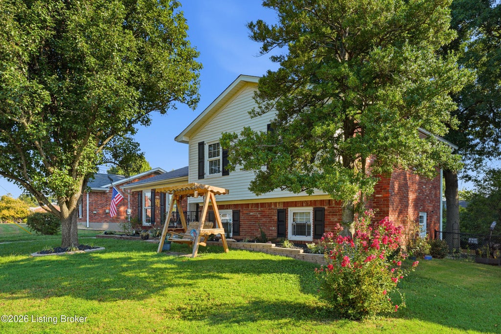 Photo of 2313 Steeplechase Dr, Louisville, KY 40299 (MLS # 1728344)