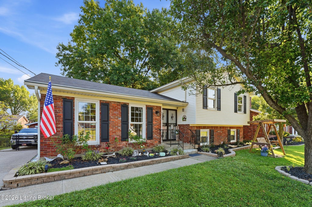 Photo of 2313 Steeplechase Dr, Louisville, KY 40299 (MLS # 1728344)