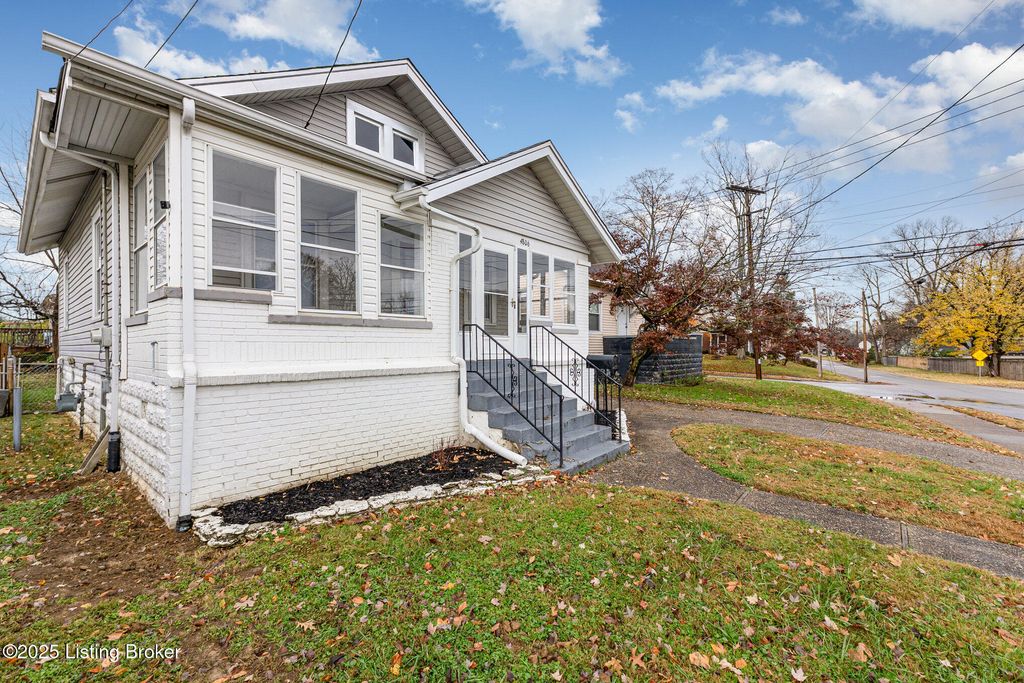 Photo of 4806 Peachtree Ave, Louisville, KY 40215 (MLS # 1703884)