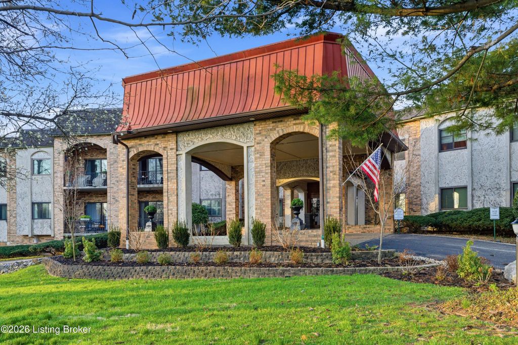 Photo of 5800 Coach Gate Wynde #APT 308, Louisville, KY 40207 (MLS # 1711418)