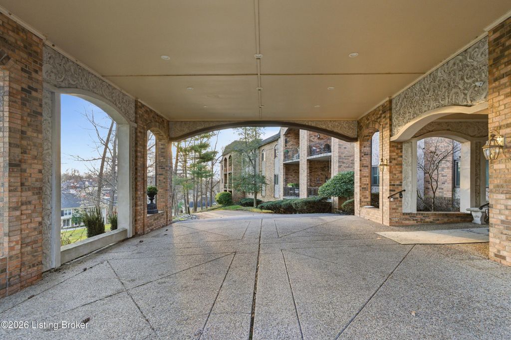 Photo of 5800 Coach Gate Wynde #APT 308, Louisville, KY 40207 (MLS # 1711418)