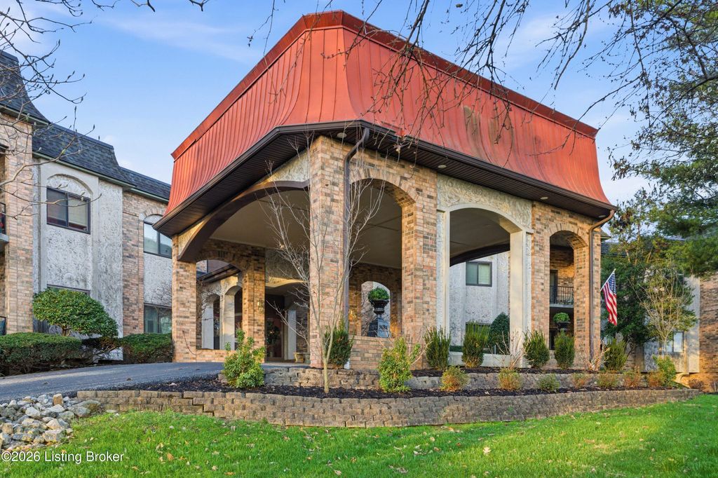 Photo of 5800 Coach Gate Wynde #APT 308, Louisville, KY 40207 (MLS # 1711418)