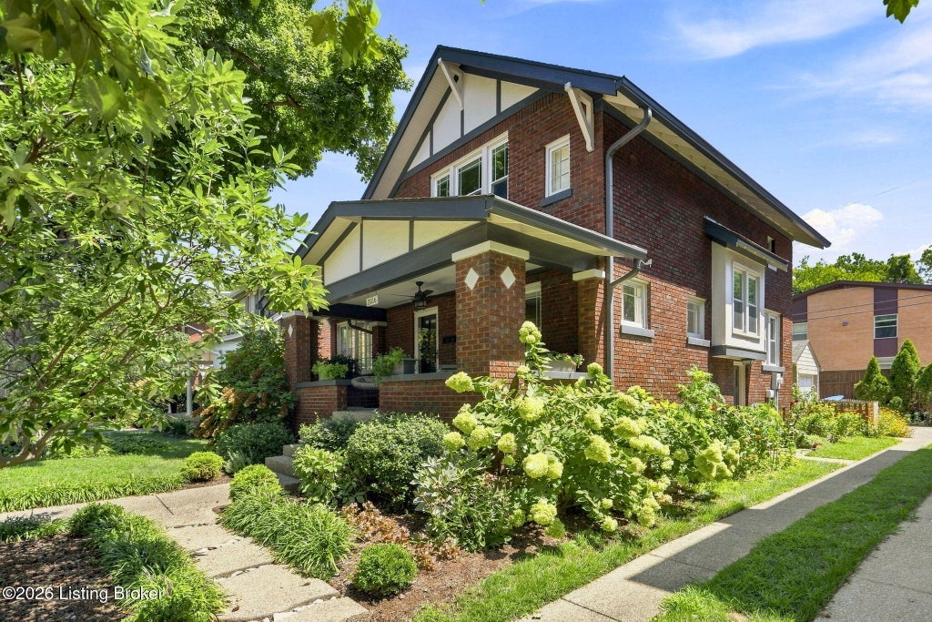 Photo of 2016 Grasmere Dr, Louisville, KY 40205 (MLS # 1727472)