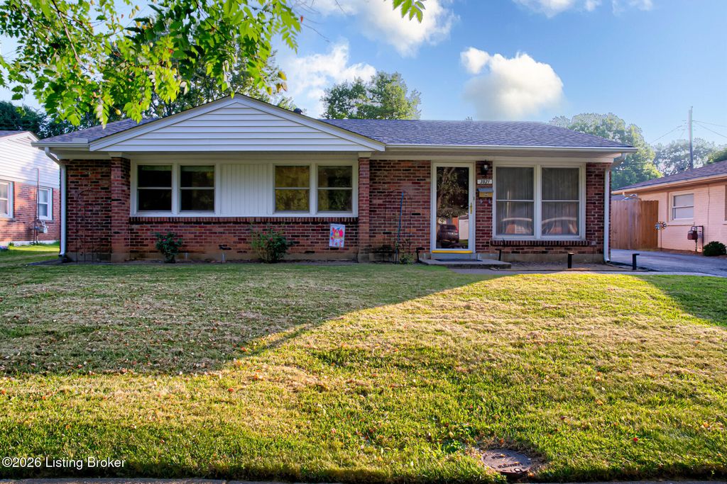 Photo of 3521 Terrier Ln, Louisville, KY 40218 (MLS # 1722461)