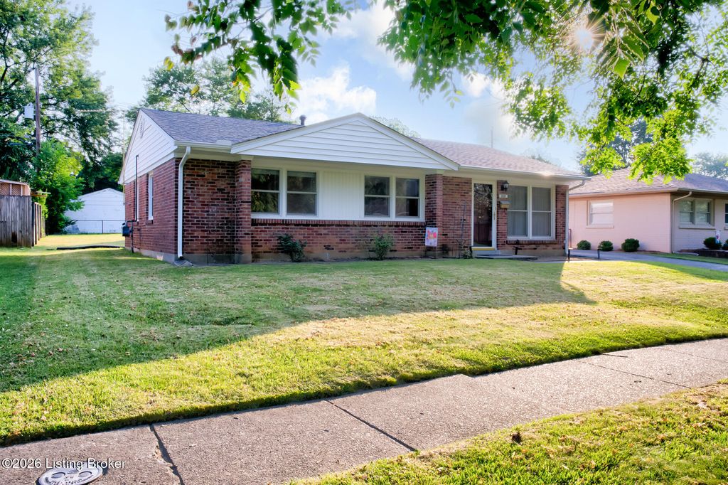 Photo of 3521 Terrier Ln, Louisville, KY 40218 (MLS # 1722461)