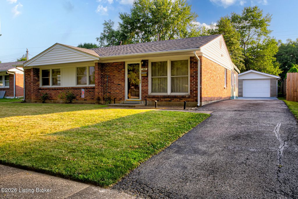 Photo of 3521 Terrier Ln, Louisville, KY 40218 (MLS # 1722461)