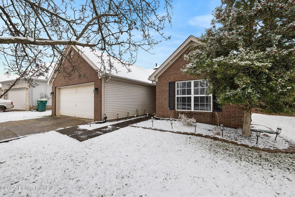 Photo of 12615 Chesapeake Bay Dr, Louisville, KY 40245 (MLS # 1705138)