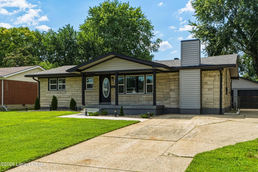 Photo of 10816 Beatrice Way, Louisville, KY 40272 (MLS # 1725484)