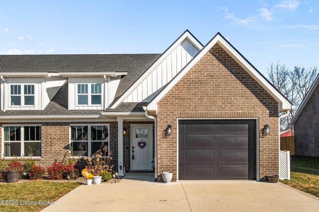 Photo of 1006 Ray Wimsett Blvd #UNIT B, Bardstown, KY 40004 (MLS # 1707561)