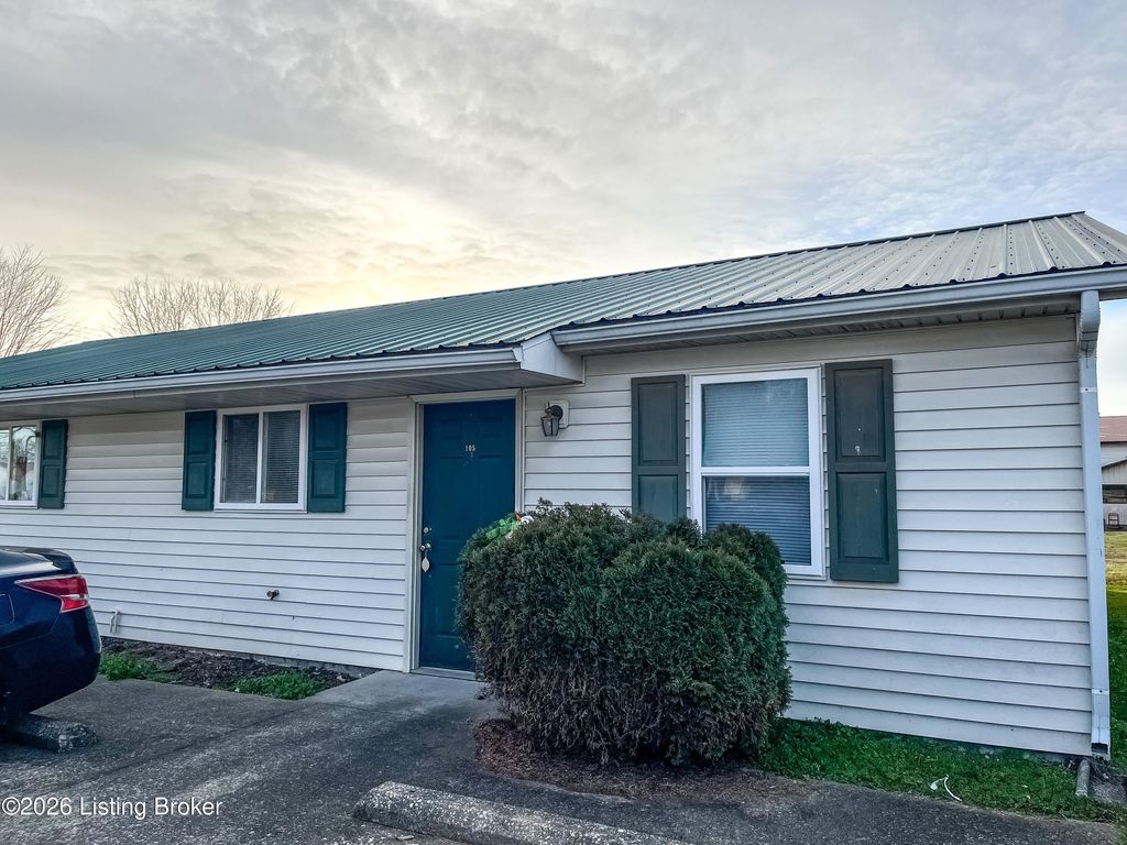 Photo of 105 W Short St, Clarkson, KY 42726 (MLS # 1706362)