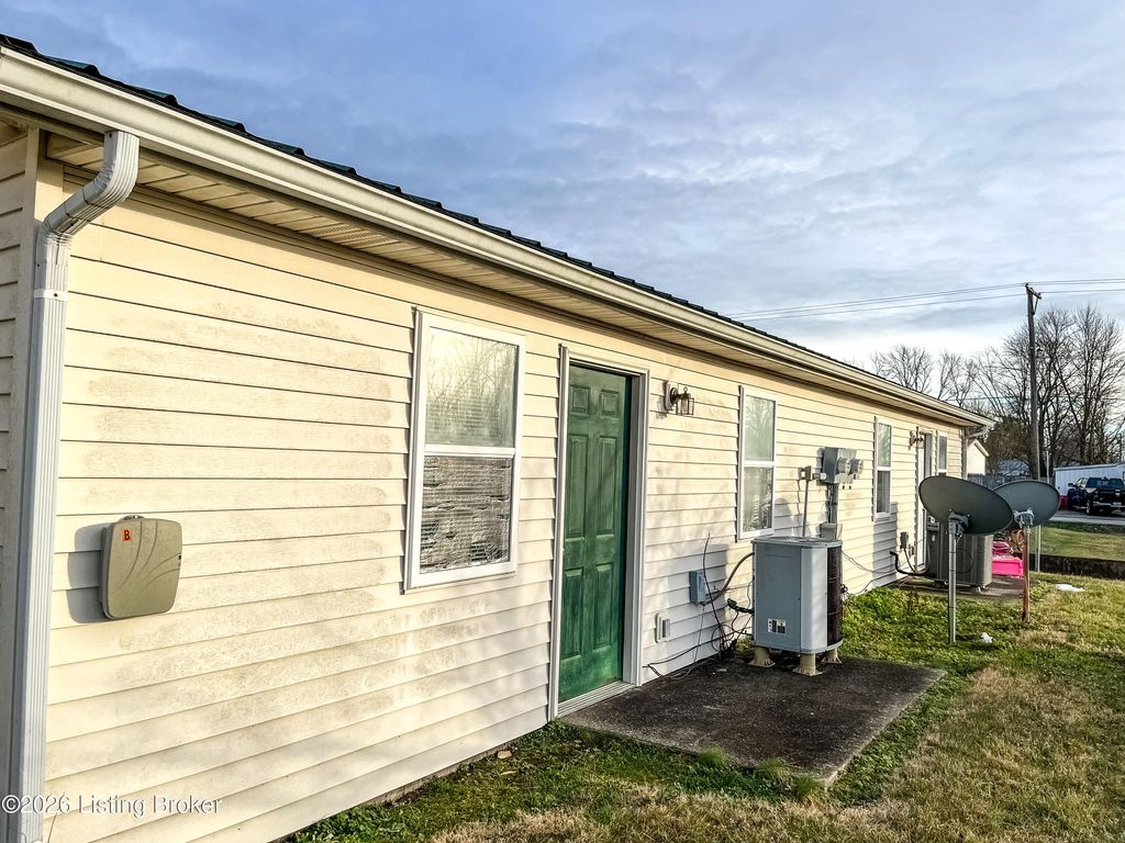 Photo of 105 W Short St, Clarkson, KY 42726 (MLS # 1706362)