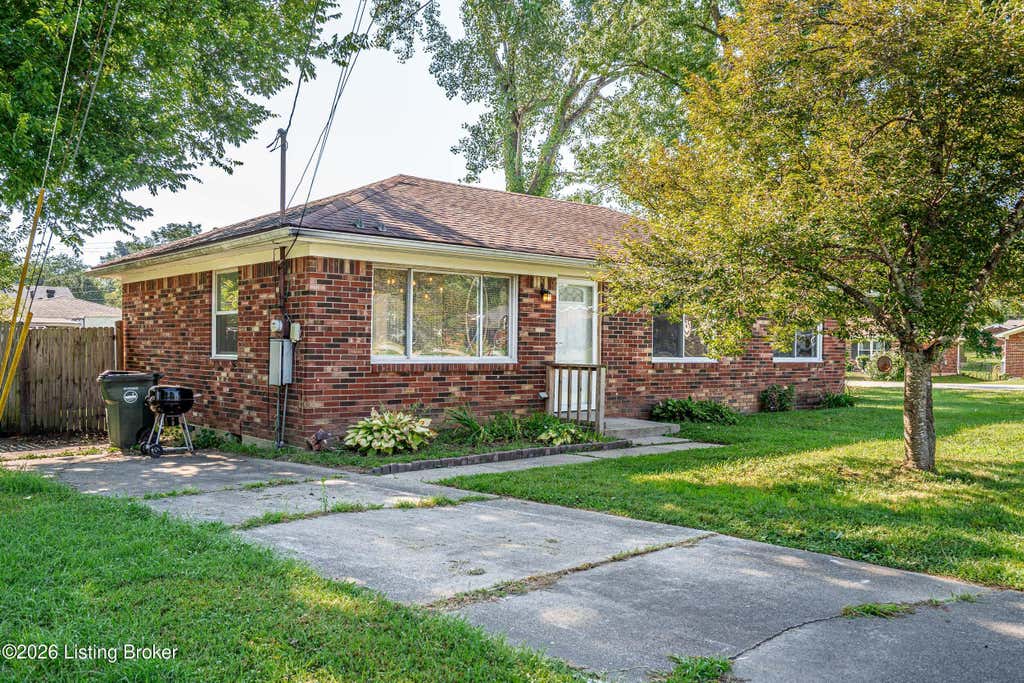 Photo of 3605 Willowwood Ct, Jeffersontown, KY 40299 (MLS # 1724951)