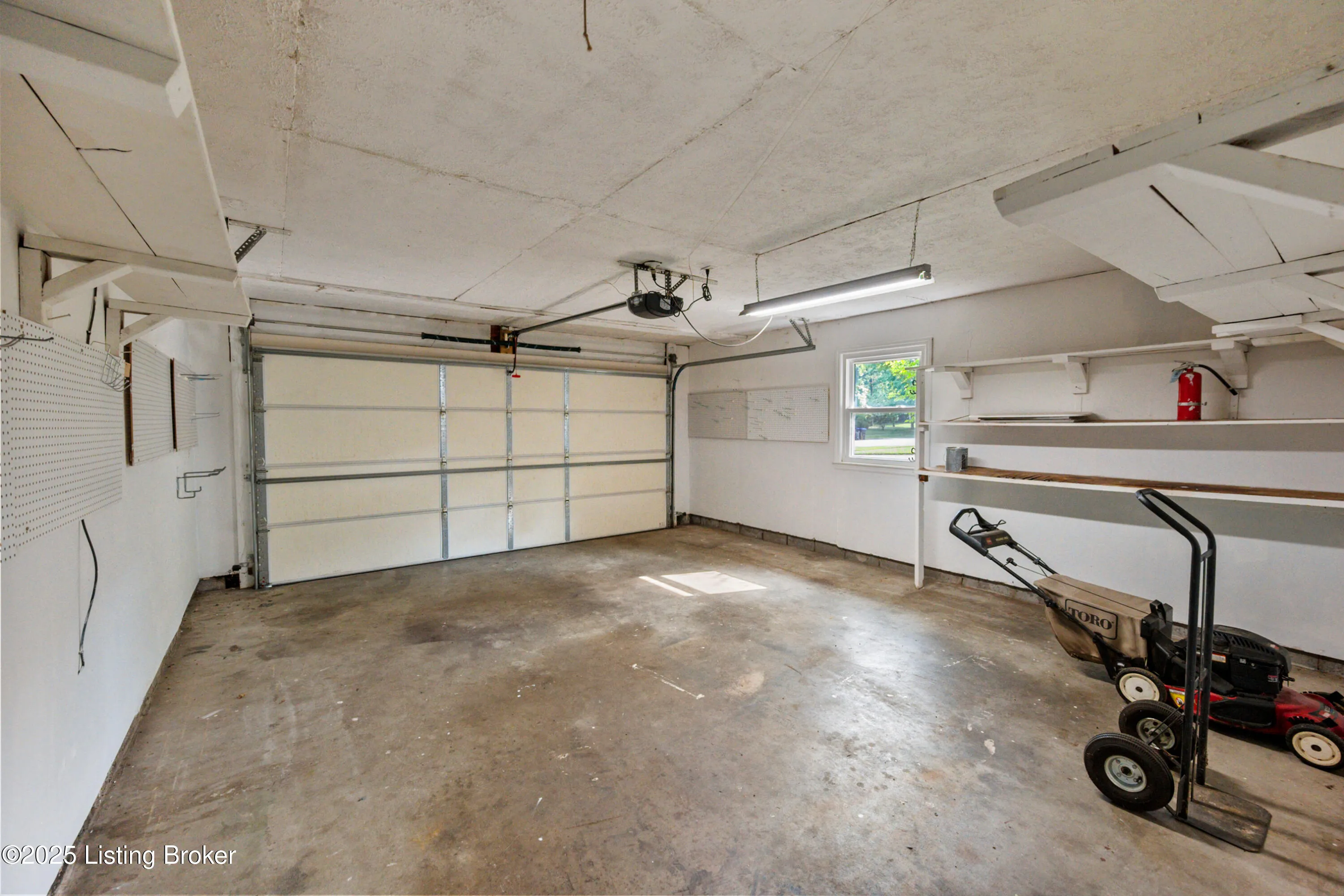 Louisville, Kentucky 40220, United States, 3 Bedrooms Bedrooms, ,2 BathroomsBathrooms,Residential,Pending,153034