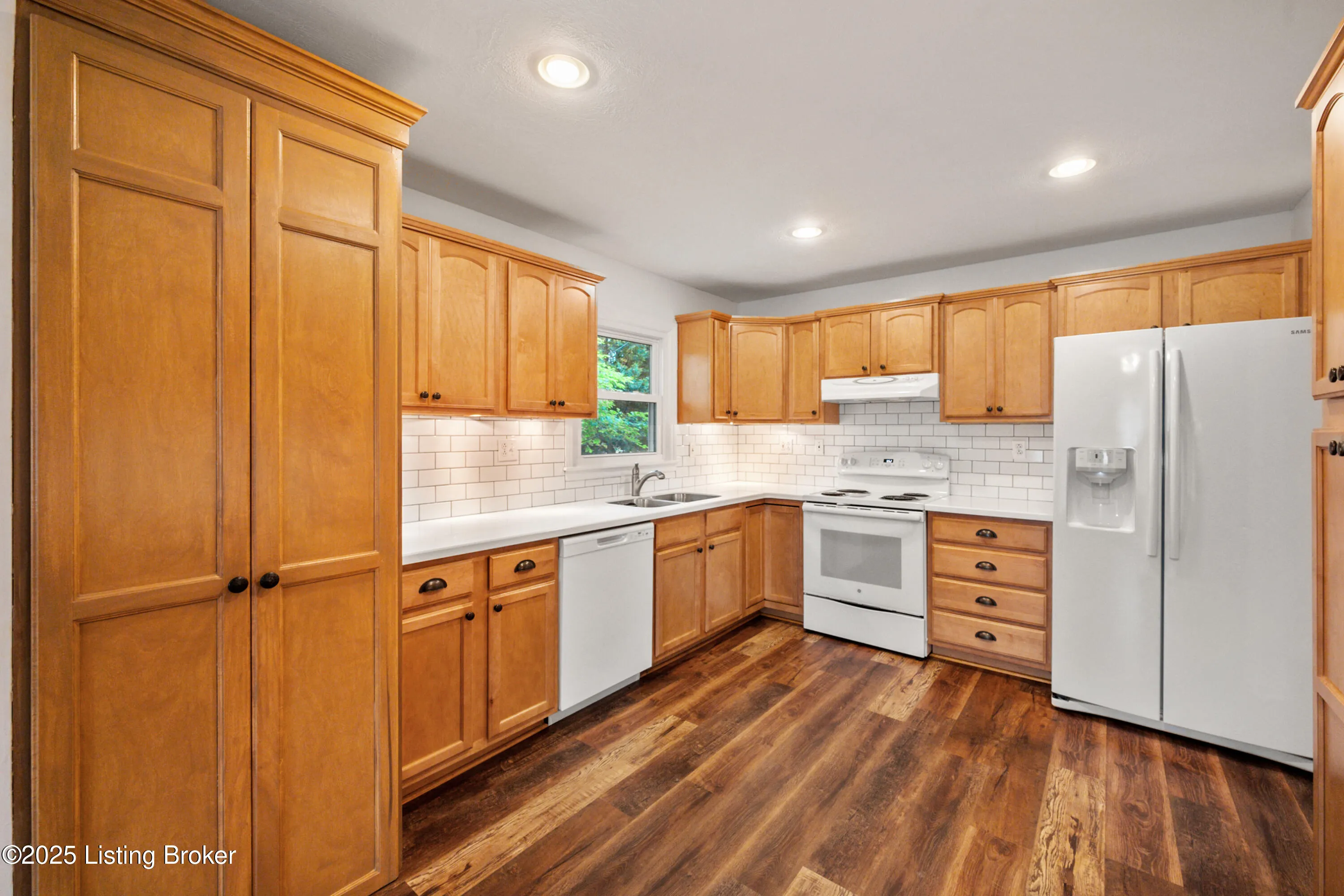 Louisville, Kentucky 40220, United States, 3 Bedrooms Bedrooms, ,2 BathroomsBathrooms,Residential,Pending,153034