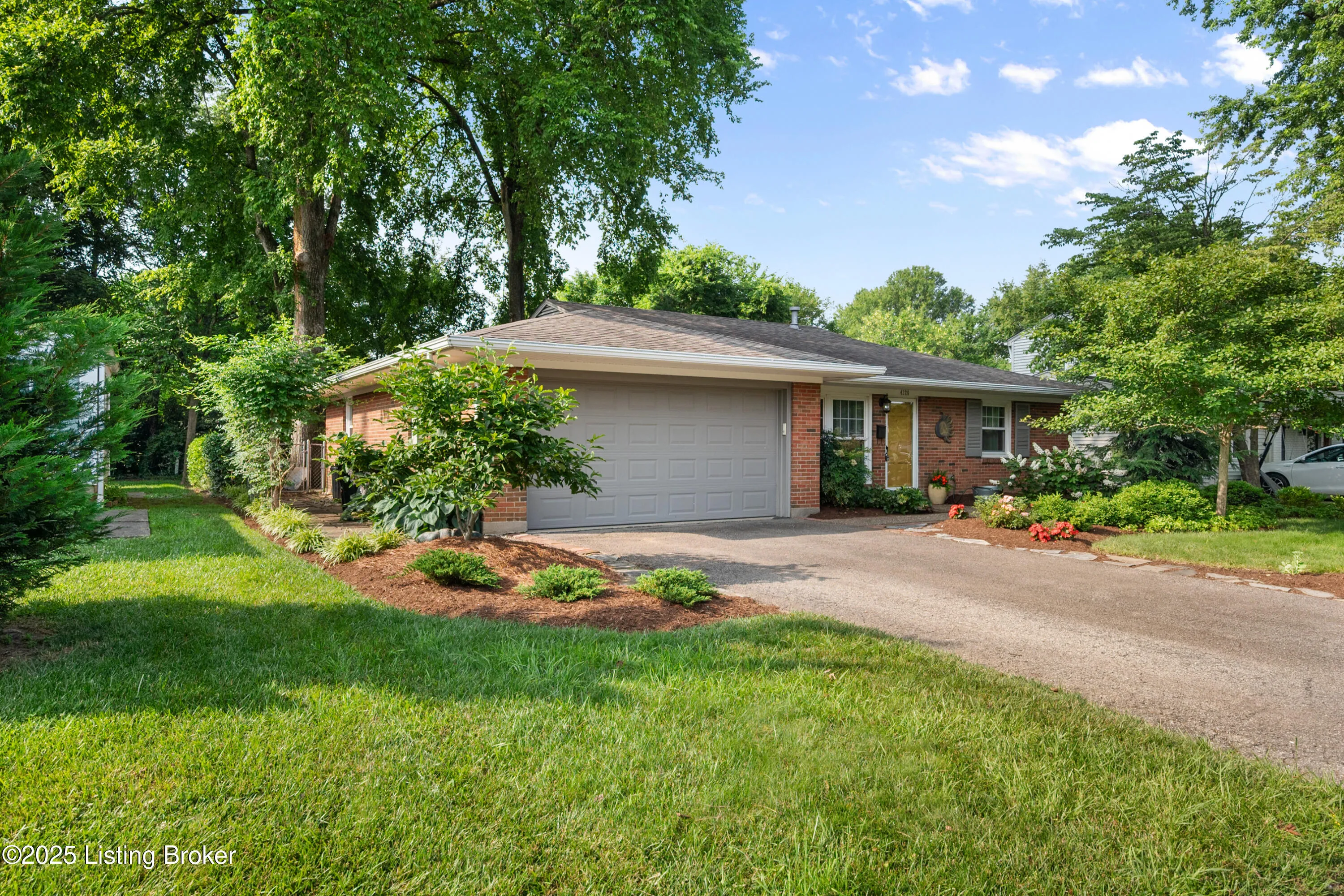 Louisville, Kentucky 40220, United States, 3 Bedrooms Bedrooms, ,2 BathroomsBathrooms,Residential,Pending,153034