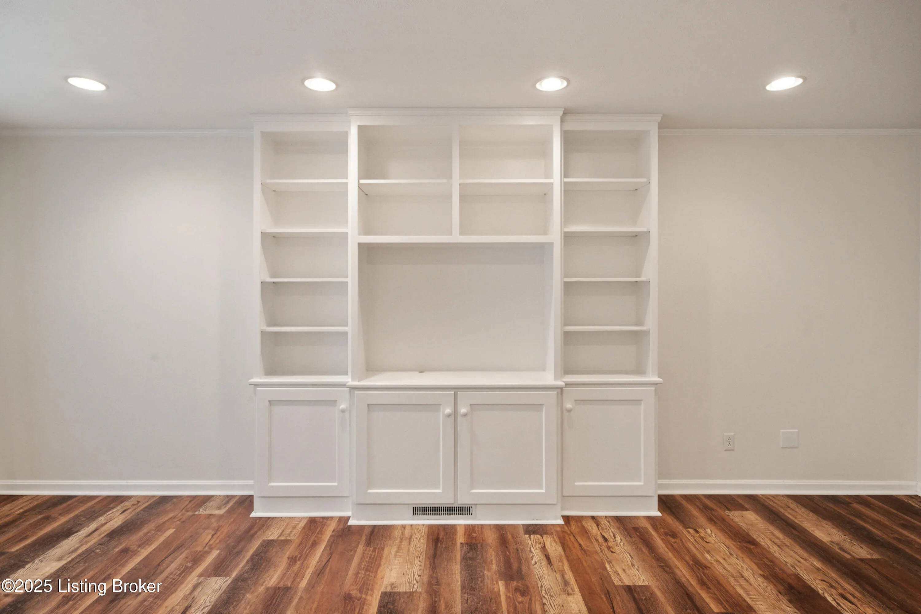 Louisville, Kentucky 40220, United States, 3 Bedrooms Bedrooms, ,2 BathroomsBathrooms,Residential,Pending,153034