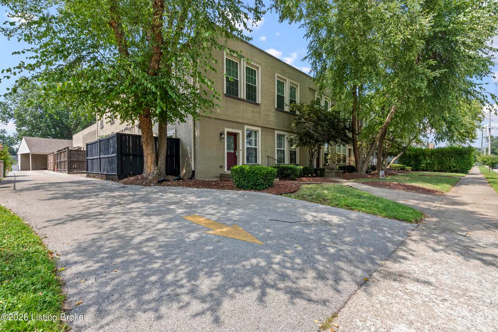 Photo of 925 E 7th St #APT 104, Jeffersonville, IN 47130 (MLS # 1726310)