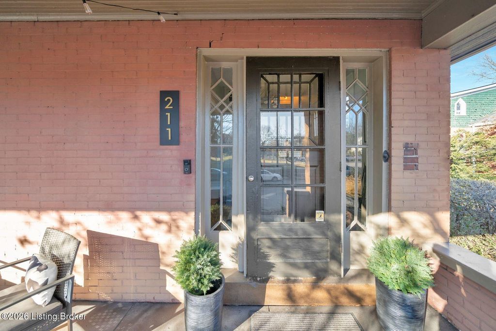 Photo of 211 E Oak St, Louisville, KY 40203 (MLS # 1709329)