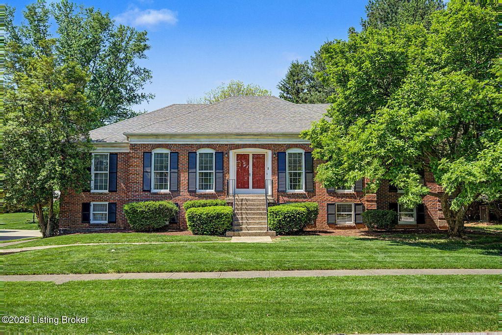 Photo of 3217 Broeck Pointe Cir, Louisville, KY 40241 (MLS # 1715296)