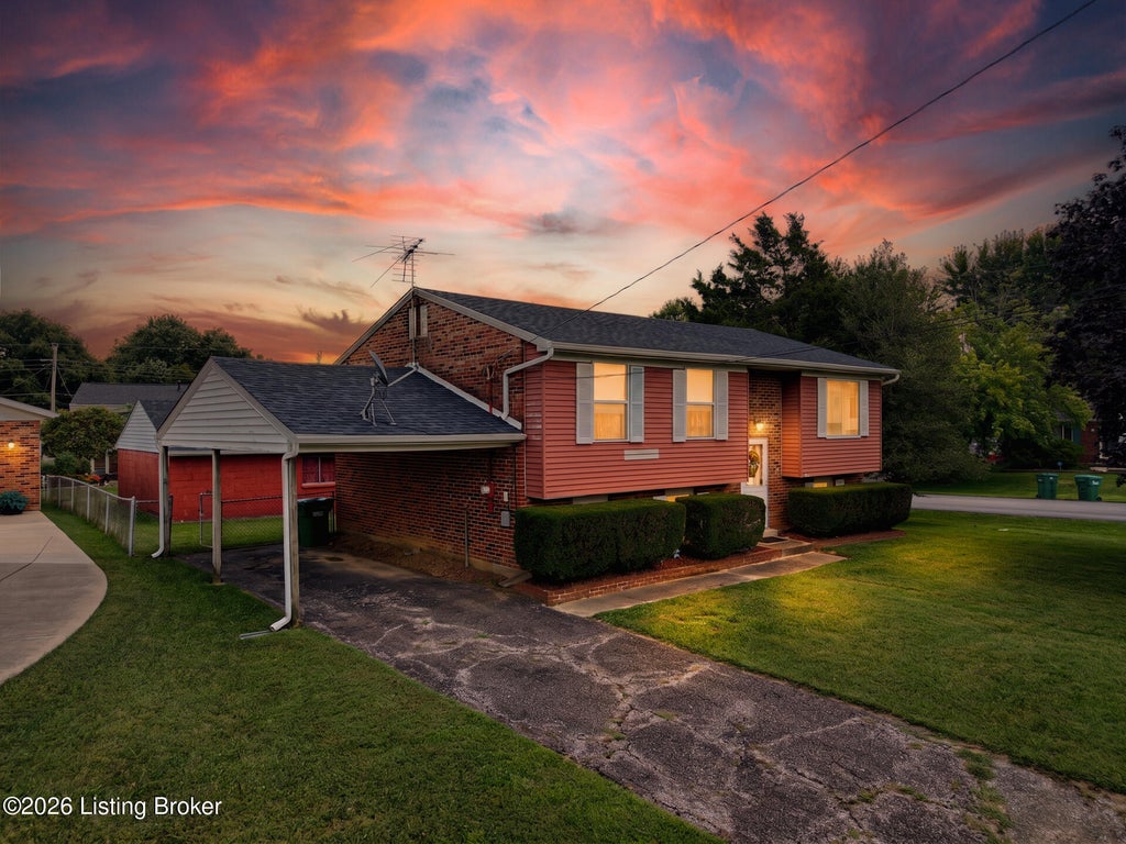 Photo of 106 Canyon Ct, Louisville, KY 40229 (MLS # 1726289)