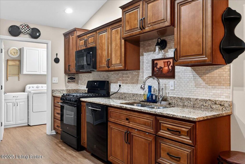 Photo of 6400 Rivers End Dr, Louisville, KY 40258 (MLS # 1703958)