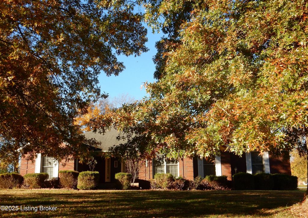 Photo of 1135 Mill Brook Cir, Shepherdsville, KY 40165 (MLS # 1702601)