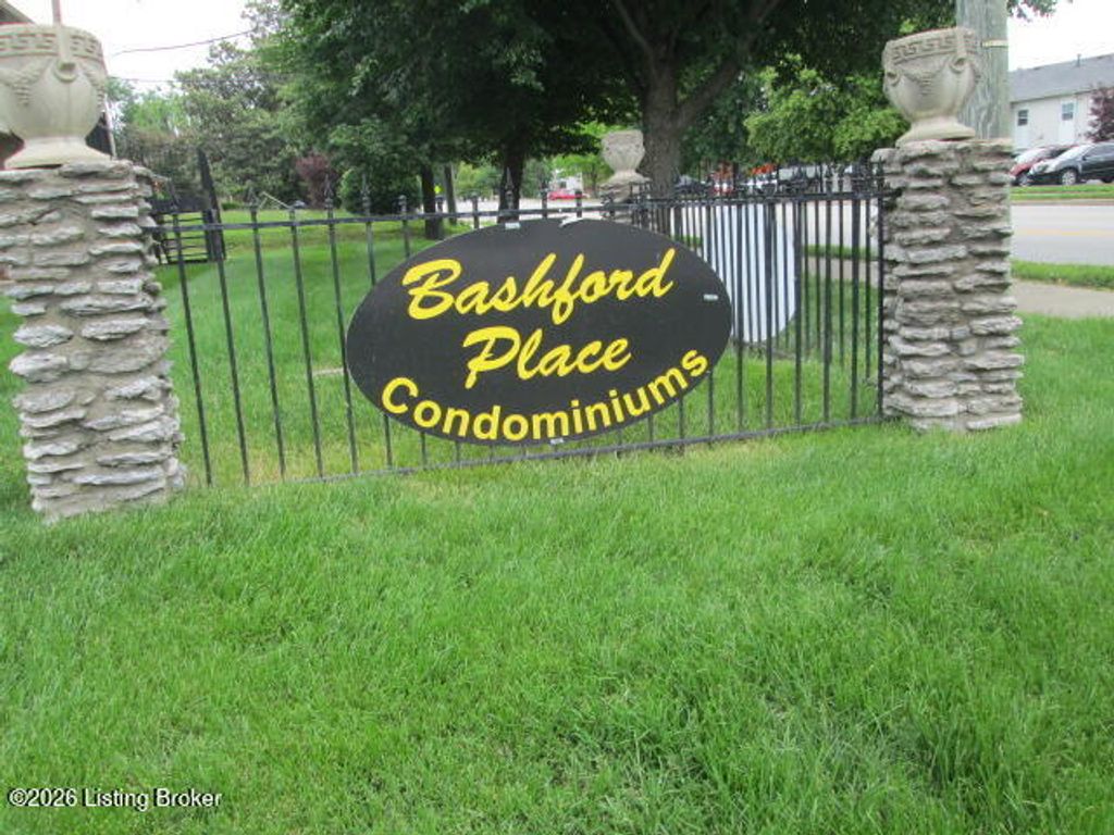 Photo of 1827 Bashford Manor Ln #APT 1, Louisville, KY 40218 (MLS # 1716339)