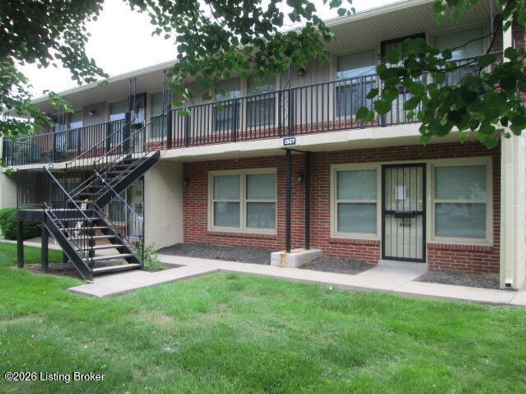 Photo of 1827 Bashford Manor Ln #APT 1, Louisville, KY 40218 (MLS # 1716339)