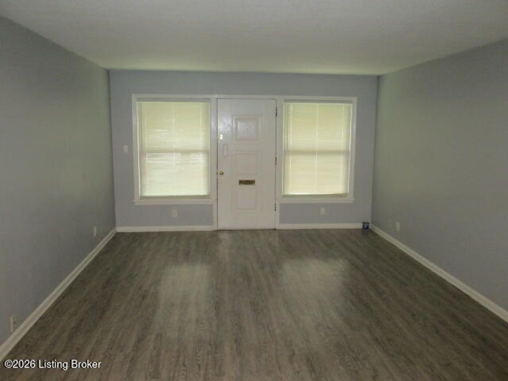 Photo of 1827 Bashford Manor Ln #APT 1, Louisville, KY 40218 (MLS # 1716339)