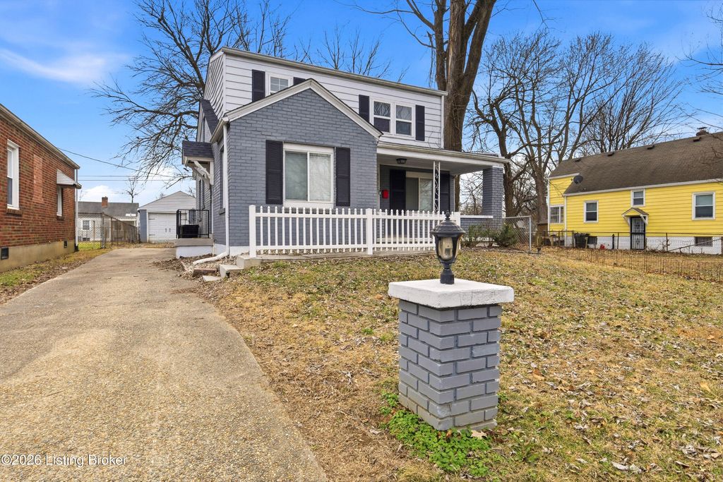 Photo of 3322 Algonquin Pkwy, Louisville, KY 40211 (MLS # 1714013)