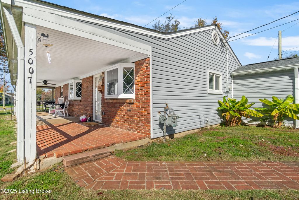 Photo of 5007 Ramona Ln, Louisville, KY 40272 (MLS # 1709326)