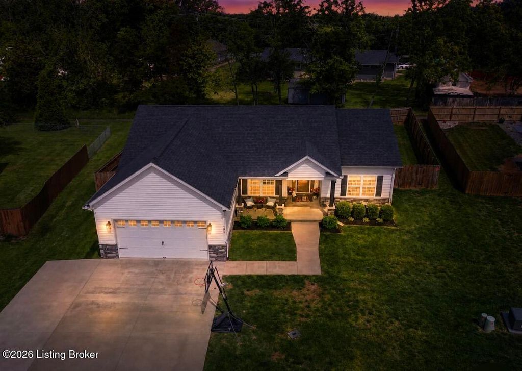 Photo of 203 Emmaus Cir, Elizabethtown, KY 42701 (MLS # 1716043)