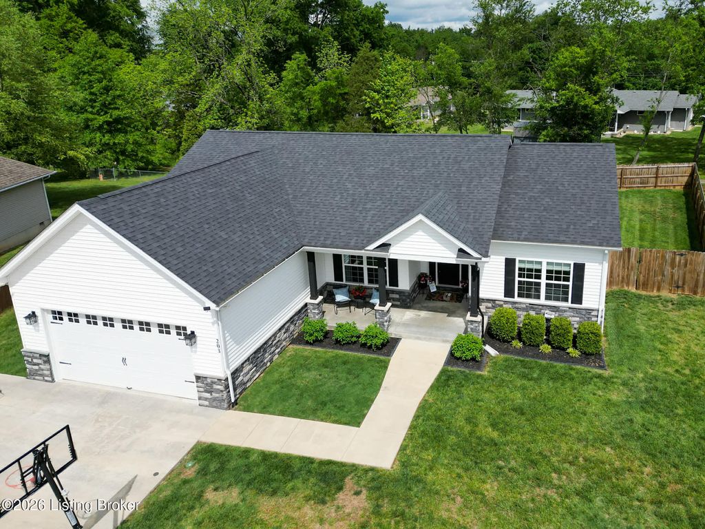 Photo of 203 Emmaus Cir, Elizabethtown, KY 42701 (MLS # 1716043)