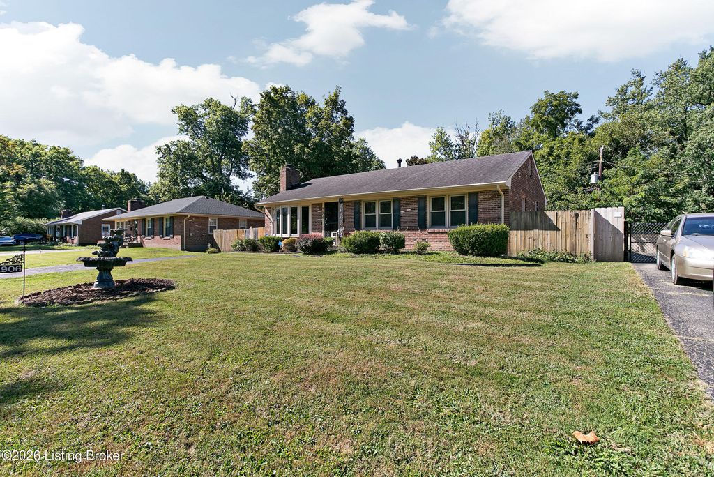 Photo of 1906 Herr Ln, Louisville, KY 40222 (MLS # 1710385)