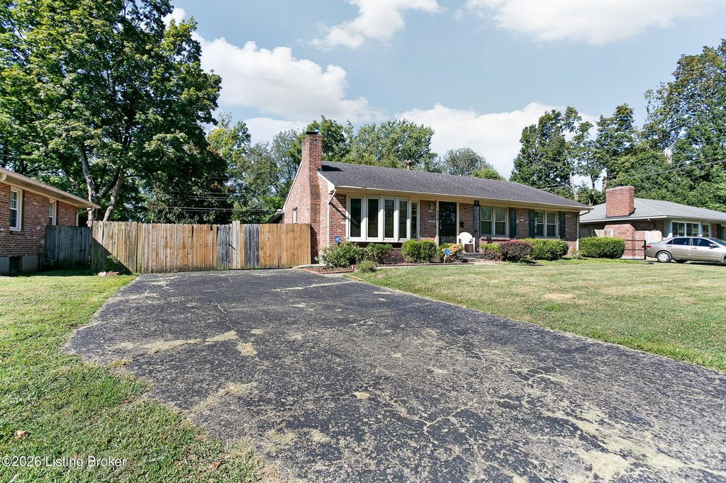 Photo of 1906 Herr Ln, Louisville, KY 40222 (MLS # 1710385)
