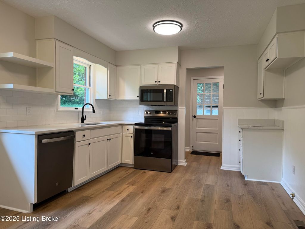 Photo of 425 Mill Run Way, La Grange, KY 40031 (MLS # 1694988)