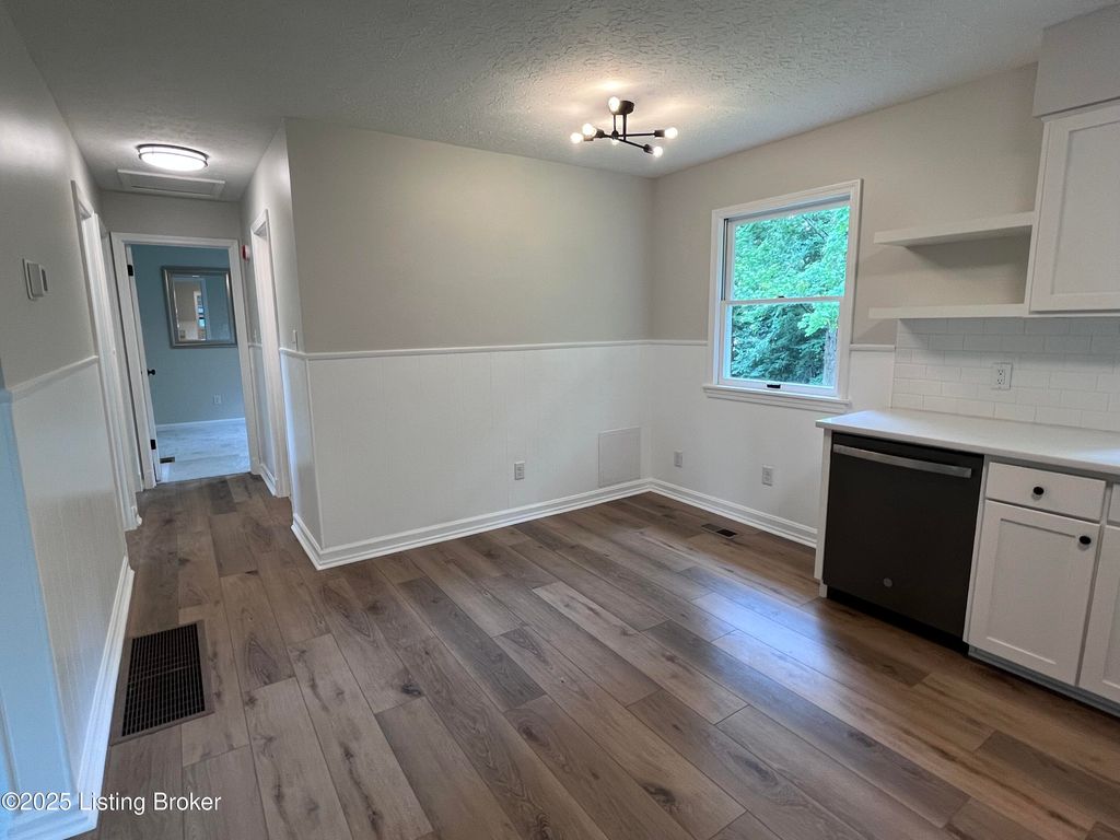 Photo of 425 Mill Run Way, La Grange, KY 40031 (MLS # 1694988)