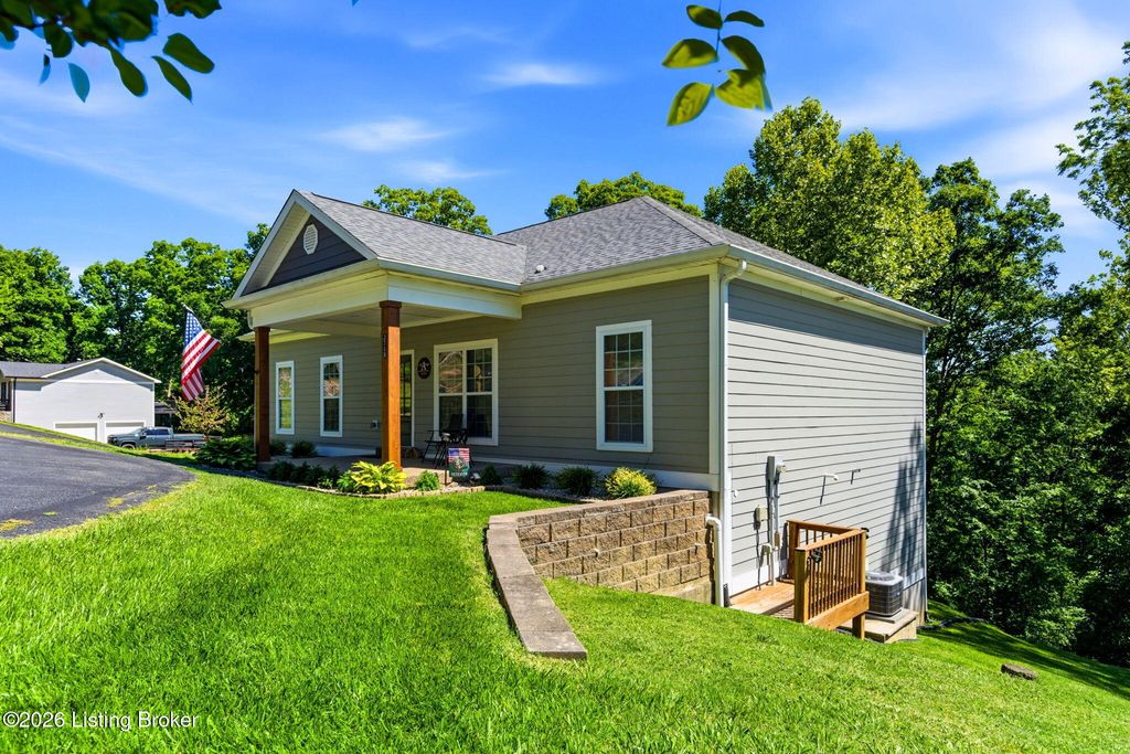 Photo of 2718 Windsor Forest Dr, Louisville, KY 40272 (MLS # 1718086)