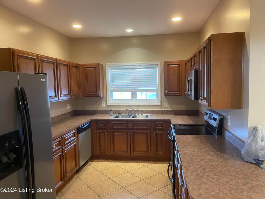 Photo of 154 Crossing Ct #2, Shepherdsville, KY 40165 (MLS # 1704891)