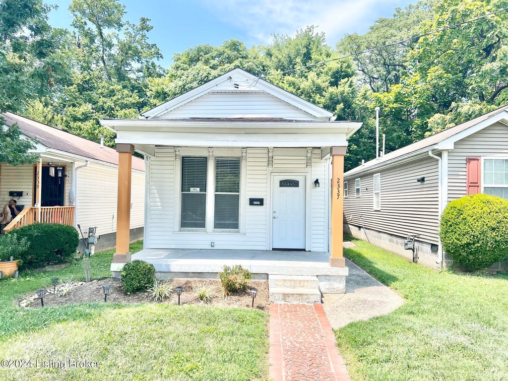 Photo of 2337 Magazine St, Louisville, KY 40211 (MLS # 1724665)
