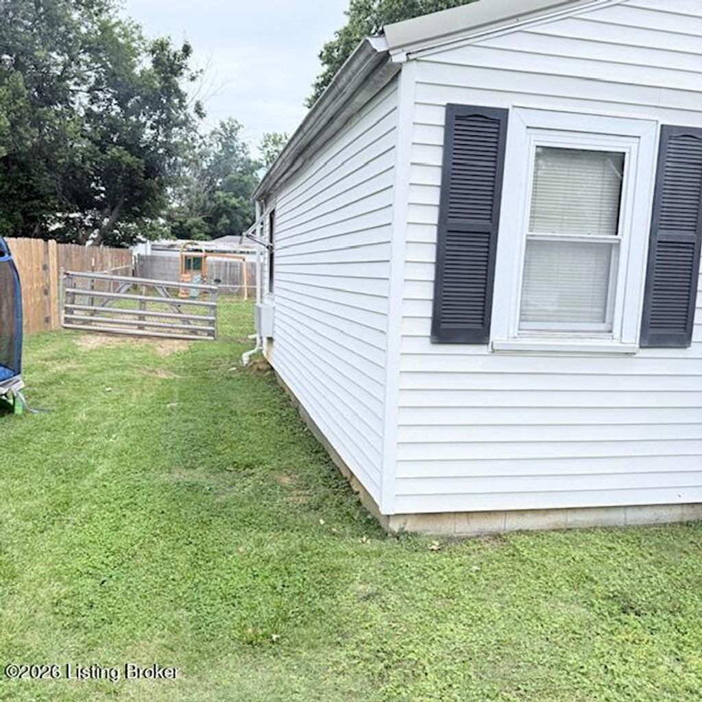 Photo of 1613 Lakeside Dr, Shelbyville, KY 40065 (MLS # 1719254)