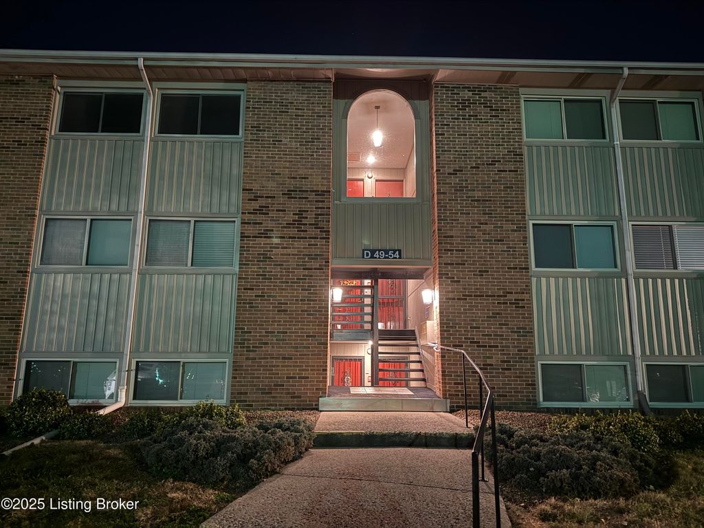 Photo of 53 Lakeshore Dr, Clarksville, IN 47129 (MLS # 1704823)