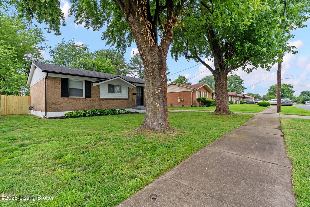 Photo of 3506 Colmar Dr, Louisville, KY 40211 (MLS # 1718268)