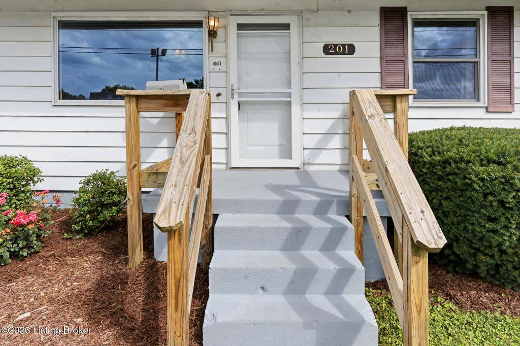 Photo of 201 Sycamore St, Elizabethtown, KY 42701 (MLS # 1723836)