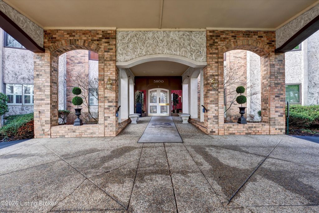 Photo of 5800 Coach Gate Wynde #APT 321, Louisville, KY 40207 (MLS # 1712450)