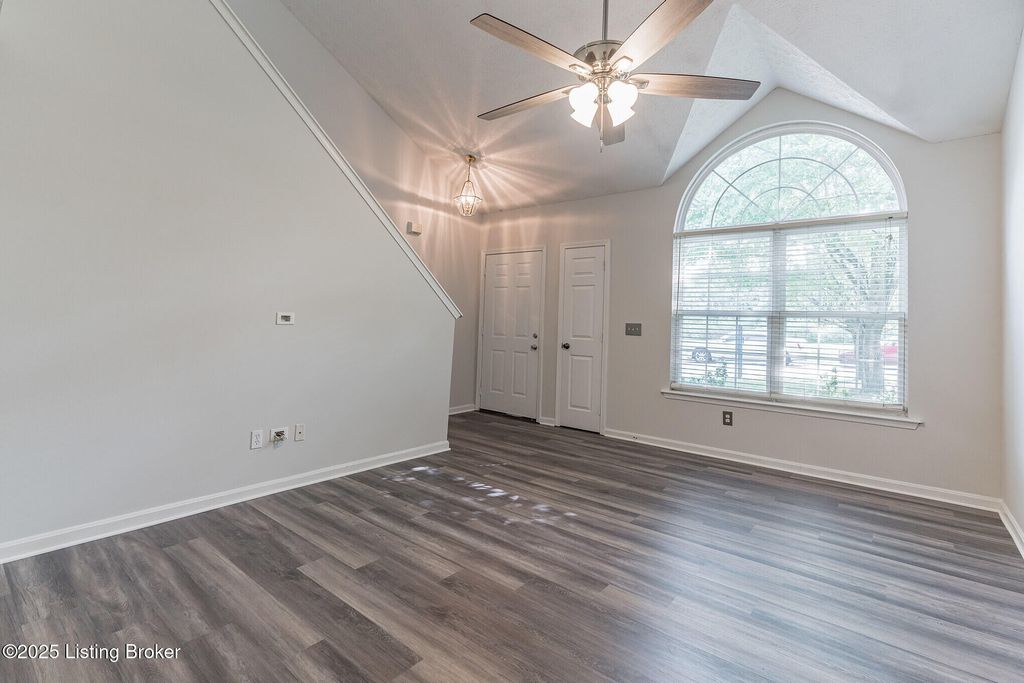 Photo of 4329 Willowview Blvd, Louisville, KY 40299 (MLS # 1704699)