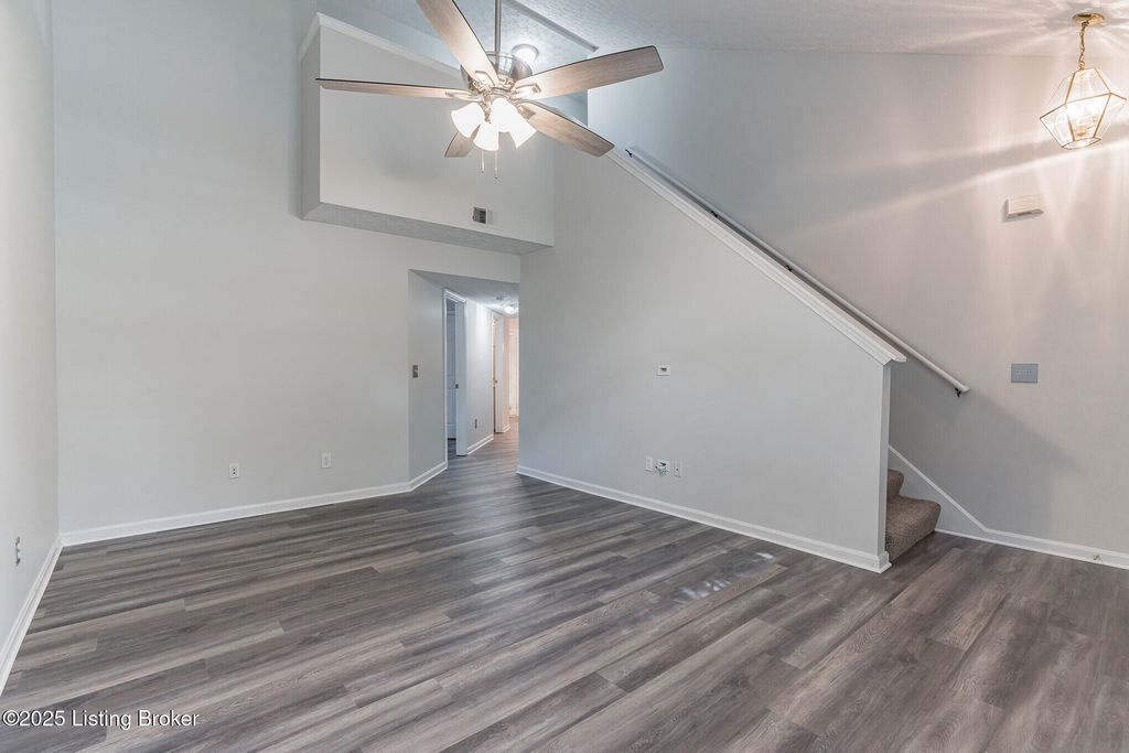 Photo of 4329 Willowview Blvd, Louisville, KY 40299 (MLS # 1704699)