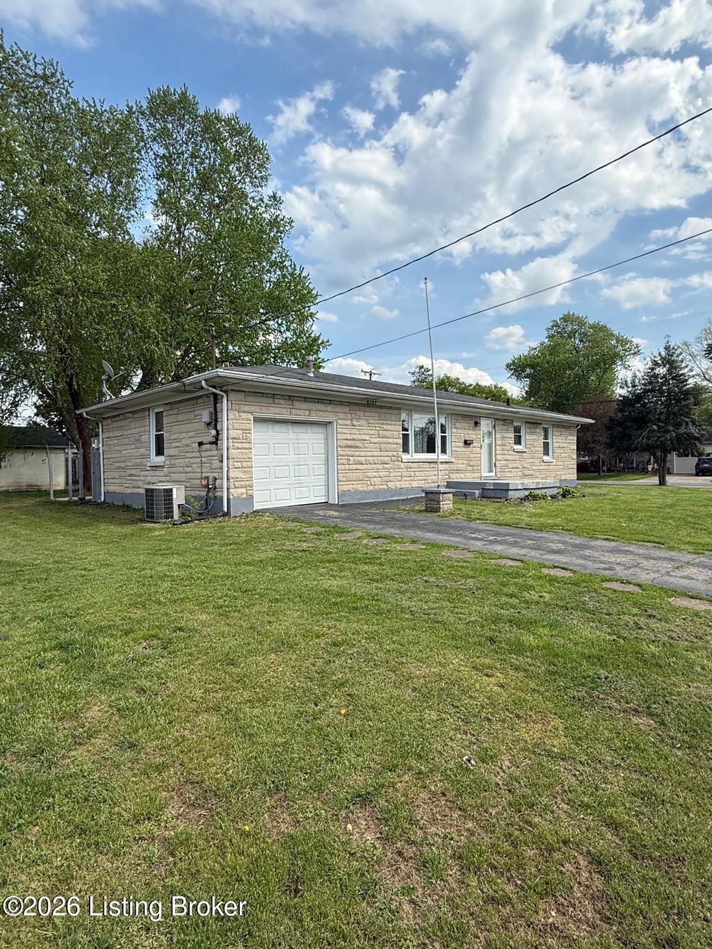 Photo of 8107 Poinsettia Dr, Louisville, KY 40258 (MLS # 1714420)